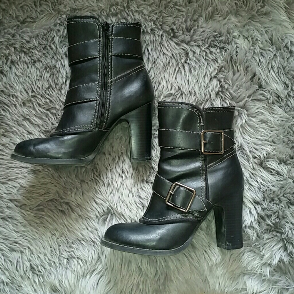 Buckle round-toed boots.